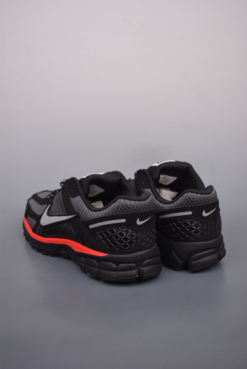 Nike Zoom Vomero 5 SP 'Black / Silver' view