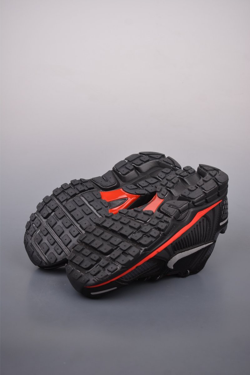 Nike Zoom Vomero 5 SP 'Black / Silver' view