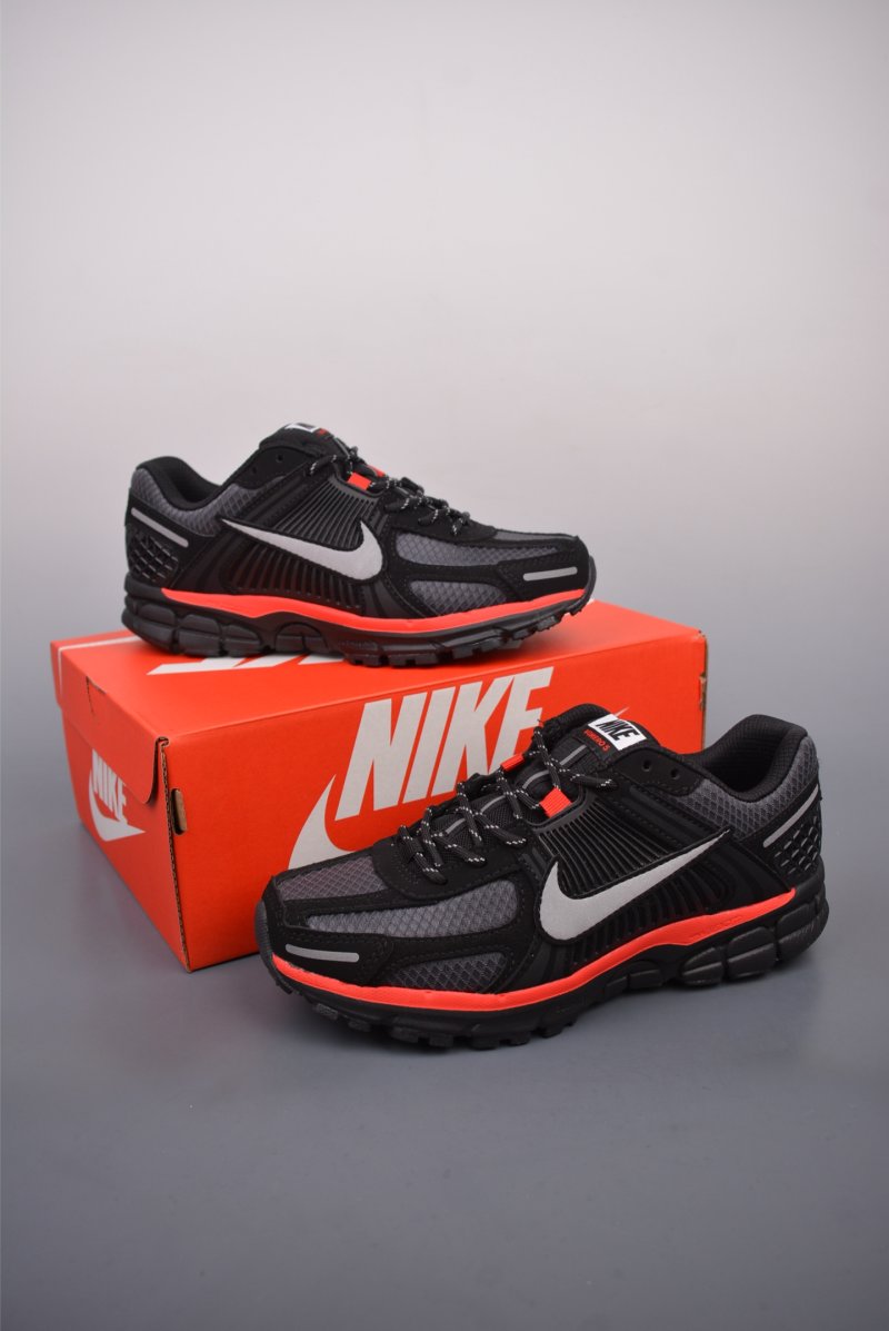 Nike Zoom Vomero 5 SP 'Black / Silver' view