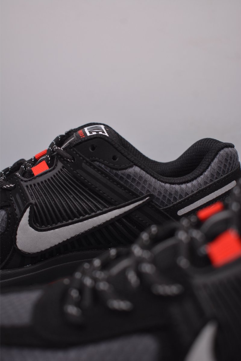Nike Zoom Vomero 5 SP 'Black / Silver' view
