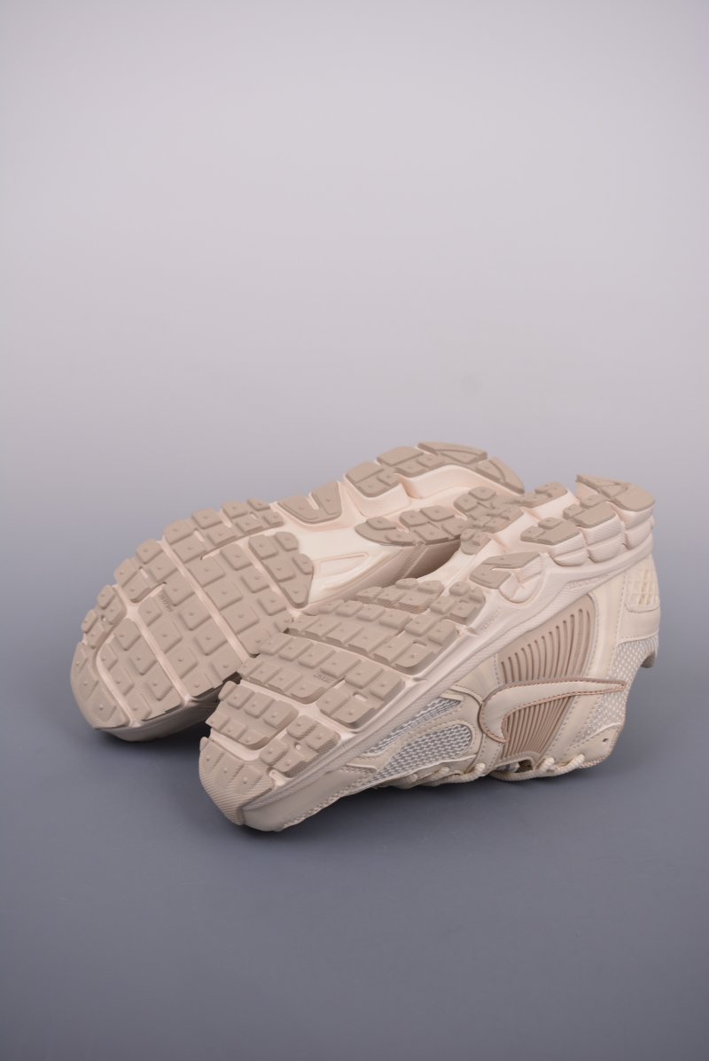 Nike Zoom Vomero 5 SP 'Black / Silver' view
