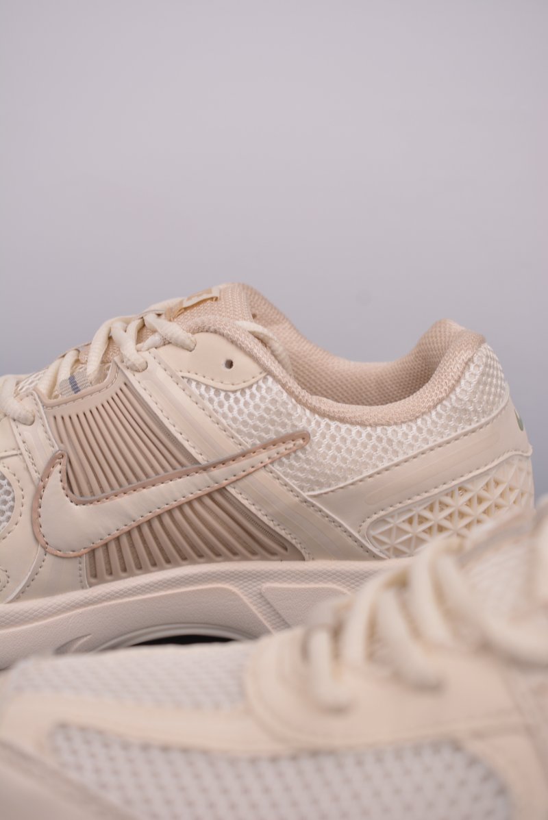 Nike Zoom Vomero 5 SP 'Black / Silver' view