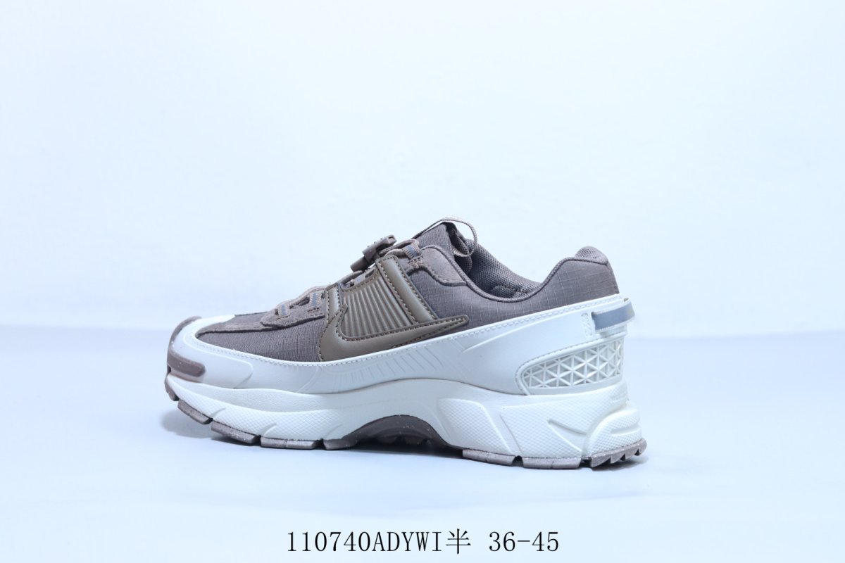 Nike Zoom Vomero 5 SP 'Vast Grey / Sail' view