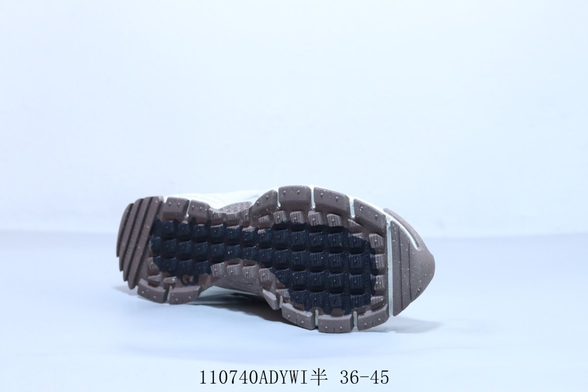 Nike Zoom Vomero 5 SP 'Vast Grey / Sail' view