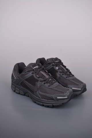 Nike Zoom Vomero 5 'Black' view 1