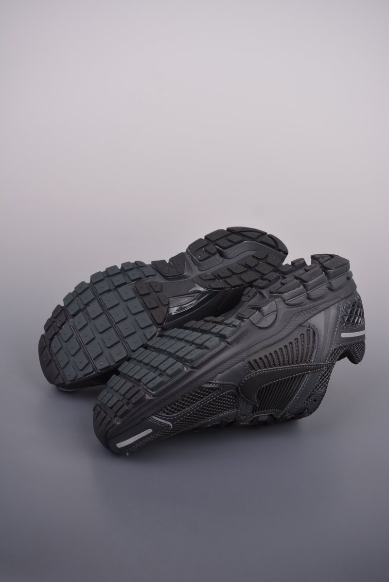 Nike Zoom Vomero 5 'Black' view
