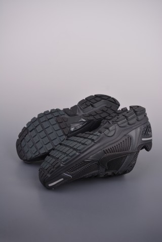 Nike Zoom Vomero 5 'Black' view 3