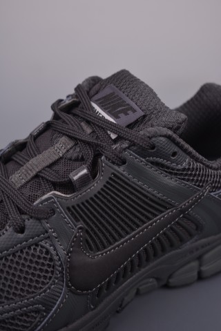 Nike Zoom Vomero 5 'Black' view 7