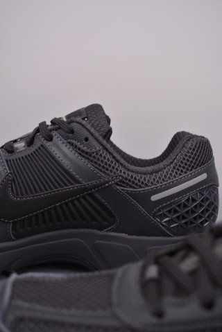 Nike Zoom Vomero 5 'Black' view 8
