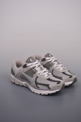 Nike Zoom Vomero 5 'Black' view 1