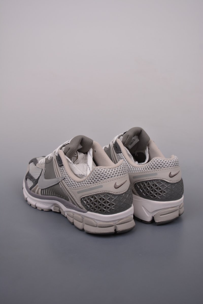 Nike Zoom Vomero 5 'Black' view