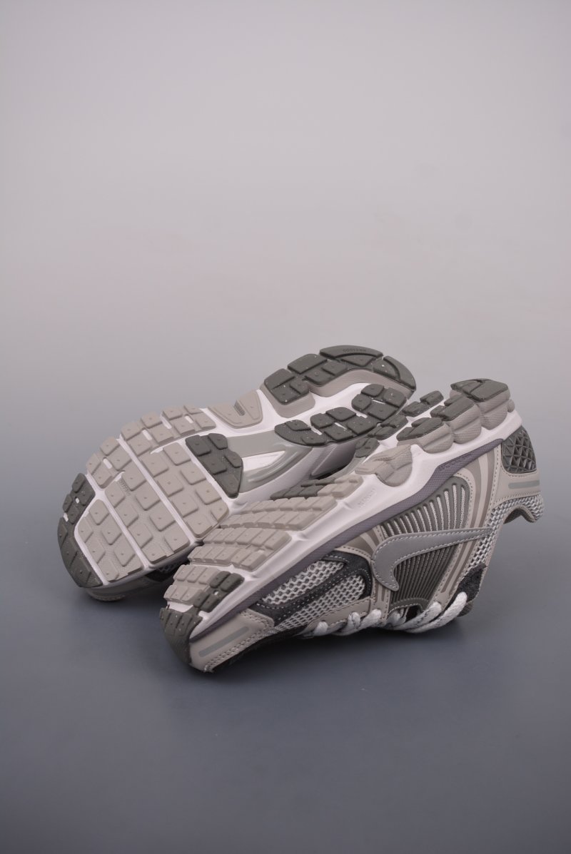 Nike Zoom Vomero 5 'Black' view