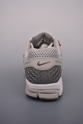 Nike Zoom Vomero 5 'Black' view 4