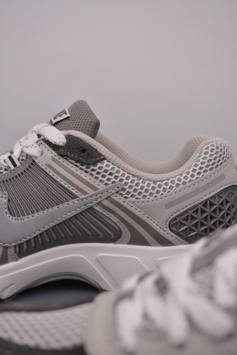 Nike Zoom Vomero 5 'Black' view