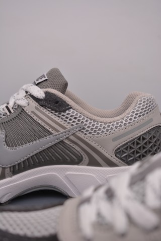 Nike Zoom Vomero 5 'Black' view 8
