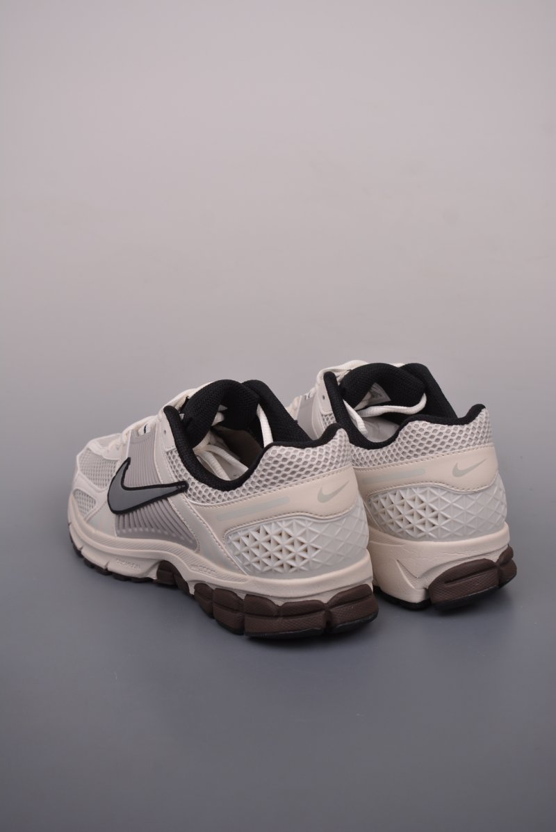 Nike Zoom Vomero 5 'Black' view