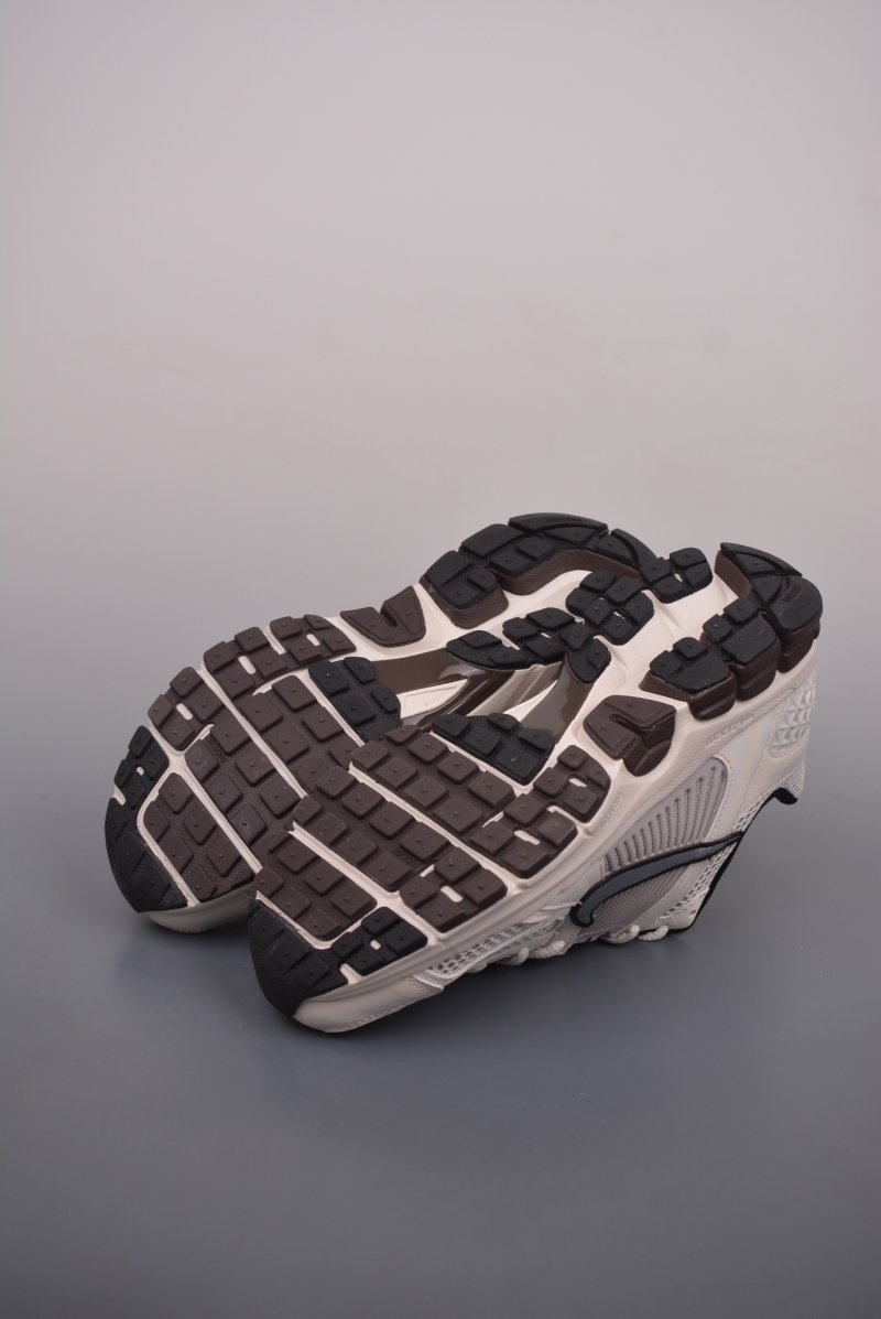Nike Zoom Vomero 5 'Black' view