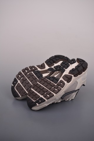 Nike Zoom Vomero 5 'Black' view 3