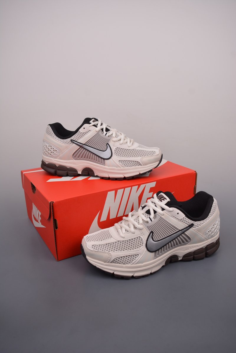 Nike Zoom Vomero 5 'Black' view