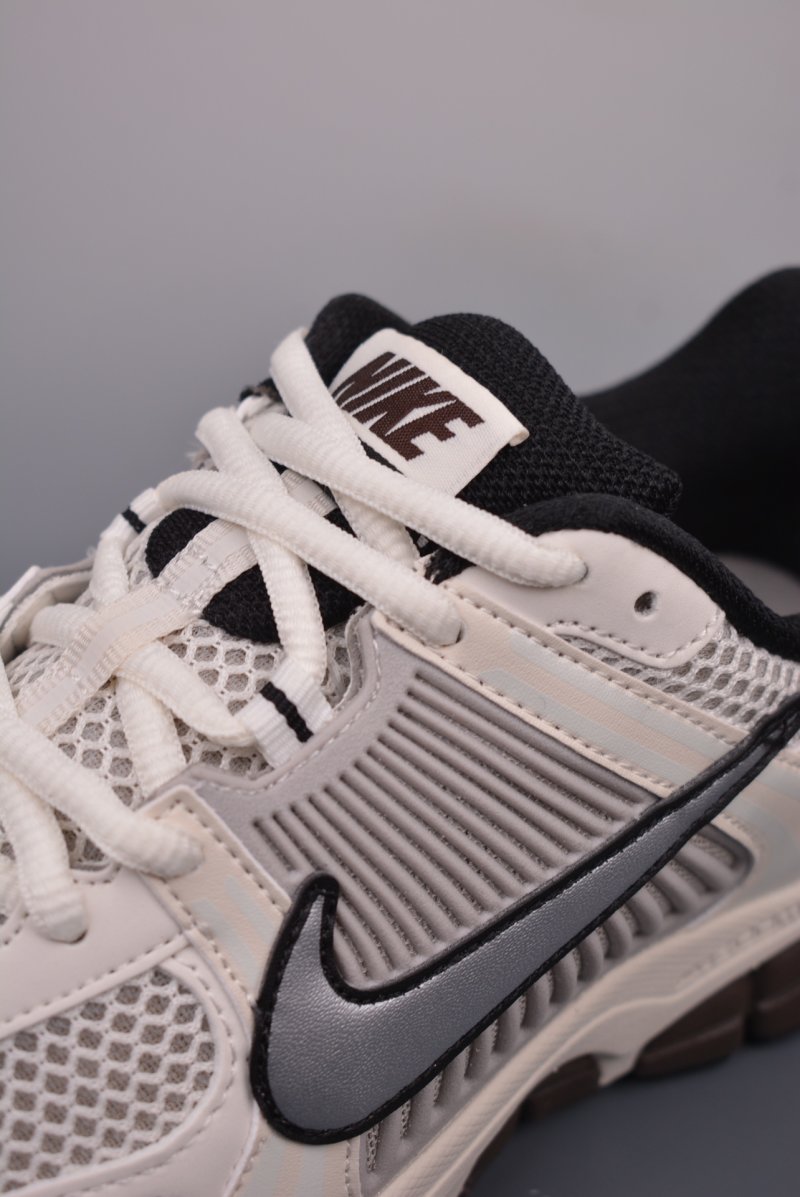 Nike Zoom Vomero 5 'Black' view