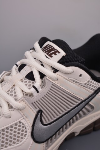 Nike Zoom Vomero 5 'Black' view 7