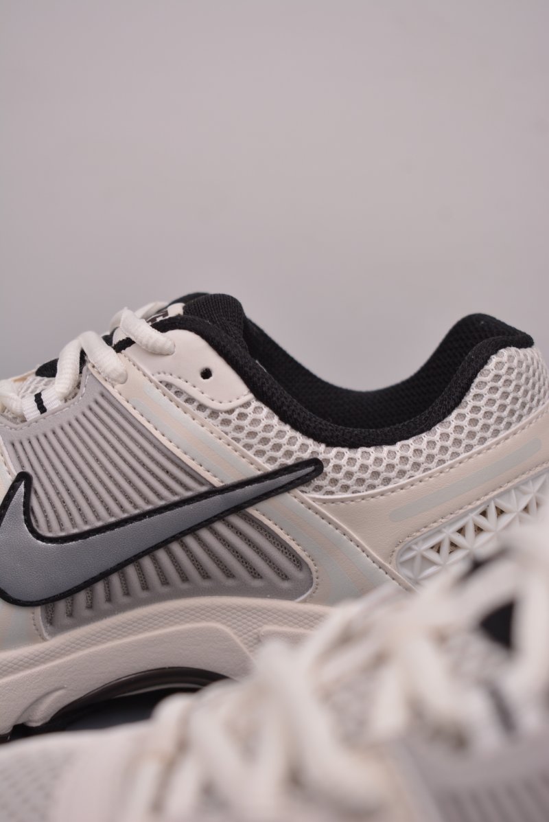 Nike Zoom Vomero 5 'Black' view