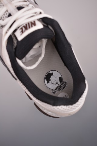 Nike Zoom Vomero 5 'Black' view 9