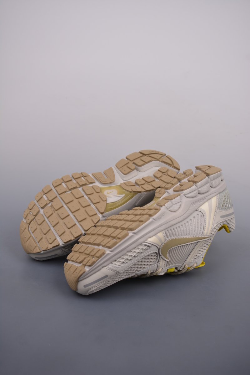 Nike Zoom Vomero 5 'Black' view