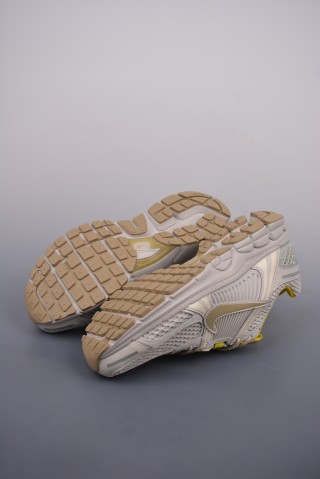Nike Zoom Vomero 5 'Black' view 3