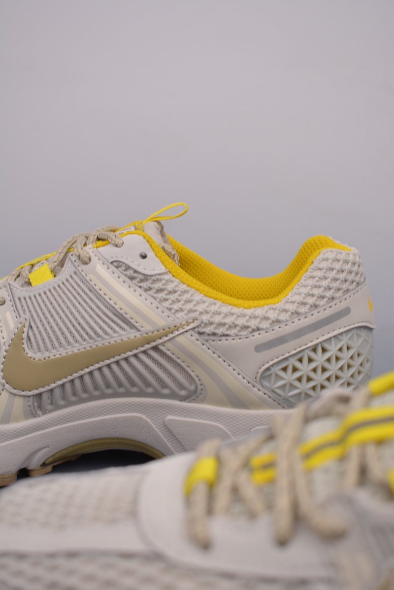 Nike Zoom Vomero 5 'Black' view
