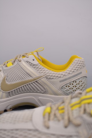 Nike Zoom Vomero 5 'Black' view 8