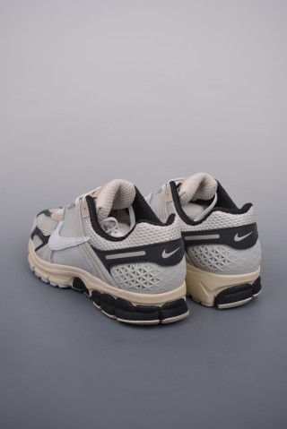 Nike Zoom Vomero 5 'Black' view 2