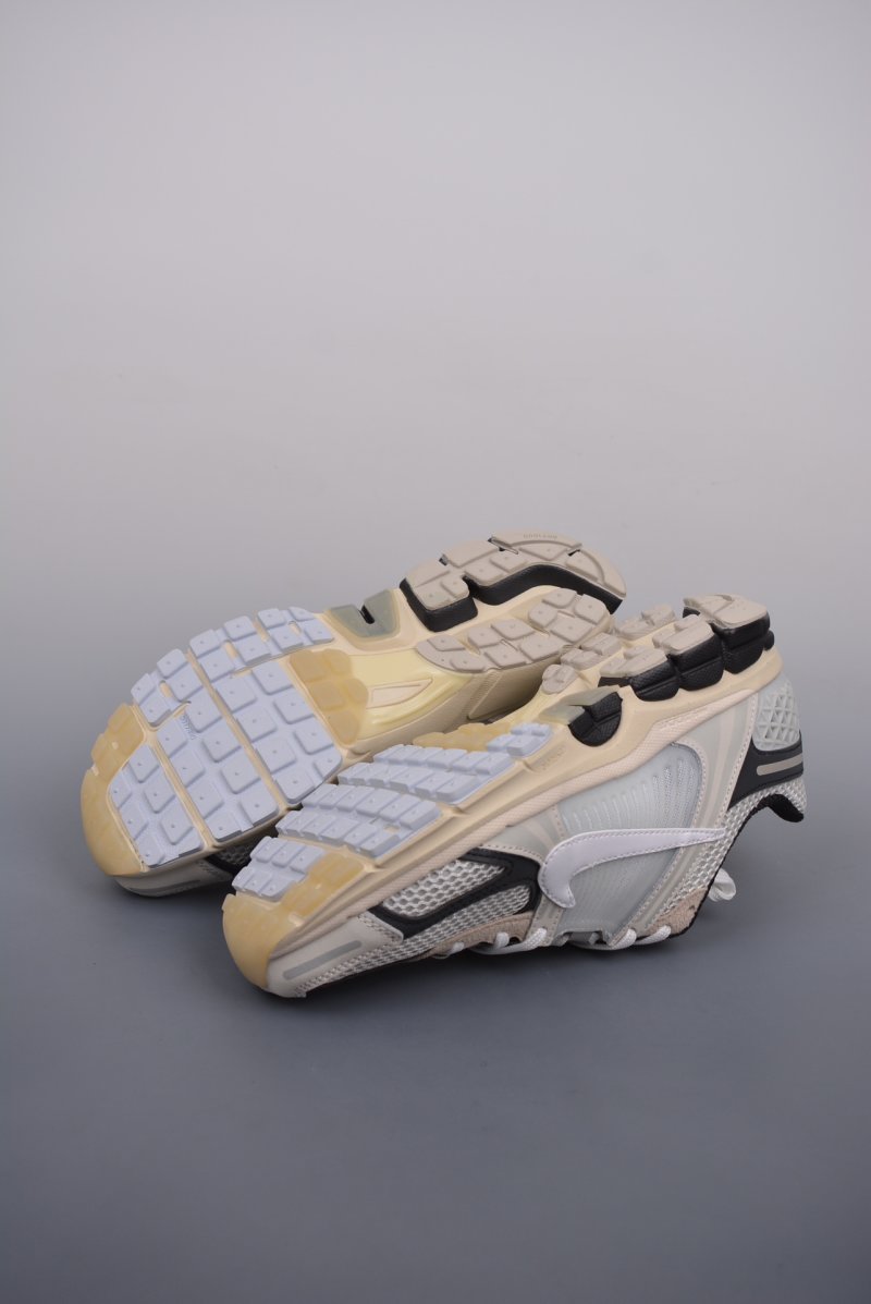 Nike Zoom Vomero 5 'Black' view