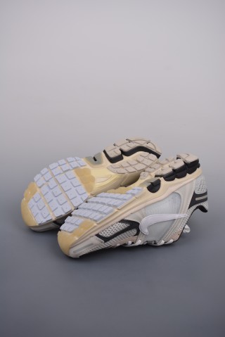 Nike Zoom Vomero 5 'Black' view 3