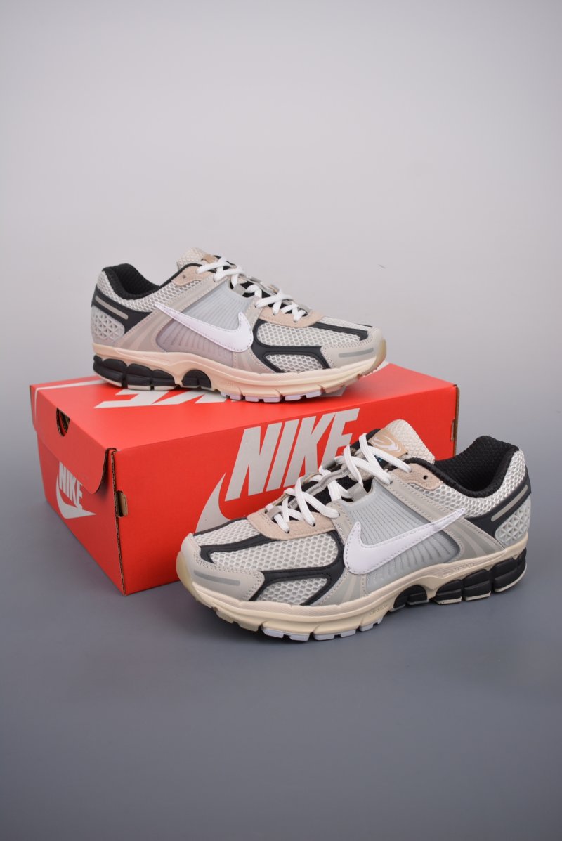 Nike Zoom Vomero 5 'Black' view