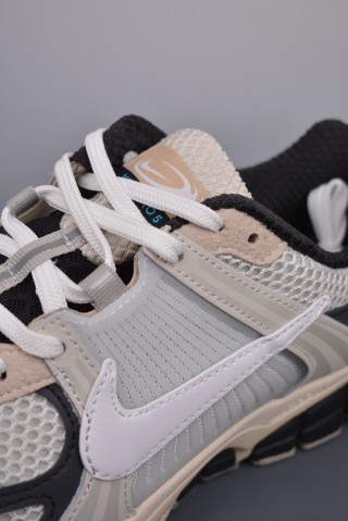 Nike Zoom Vomero 5 'Black' view 7