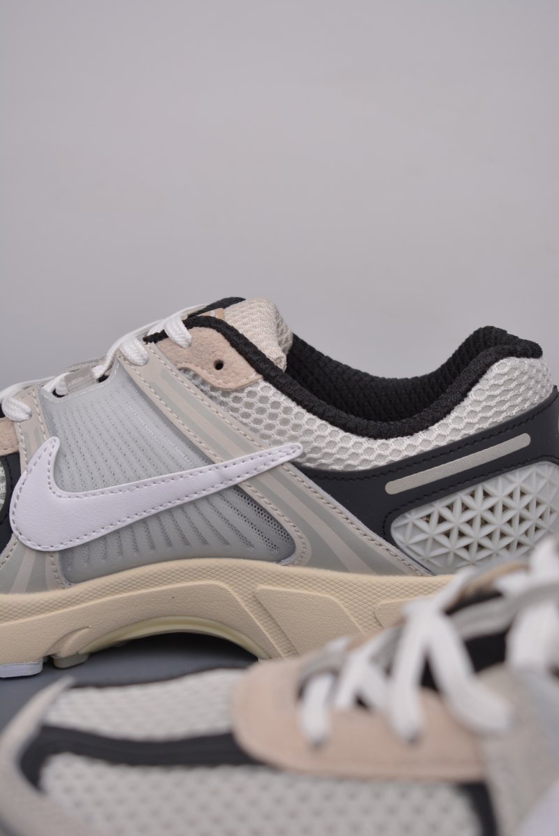 Nike Zoom Vomero 5 'Black' view
