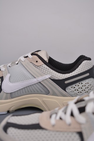 Nike Zoom Vomero 5 'Black' view 8