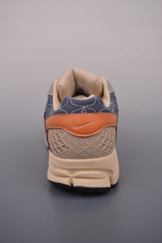 Nike Zoom Vomero 5 'Black' view 4