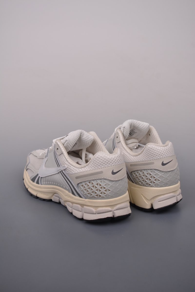 Nike Zoom Vomero 5 'Black' view