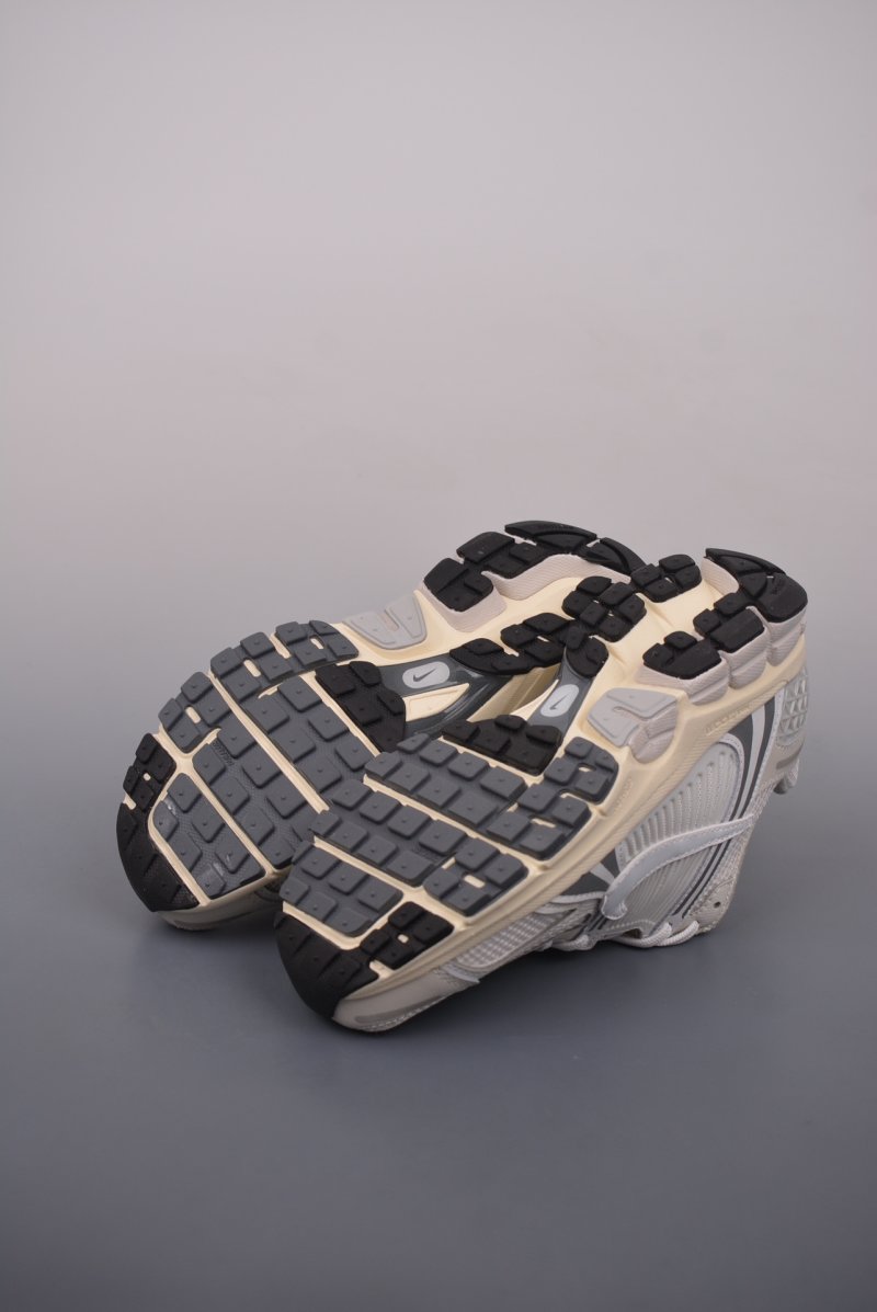 Nike Zoom Vomero 5 'Black' view
