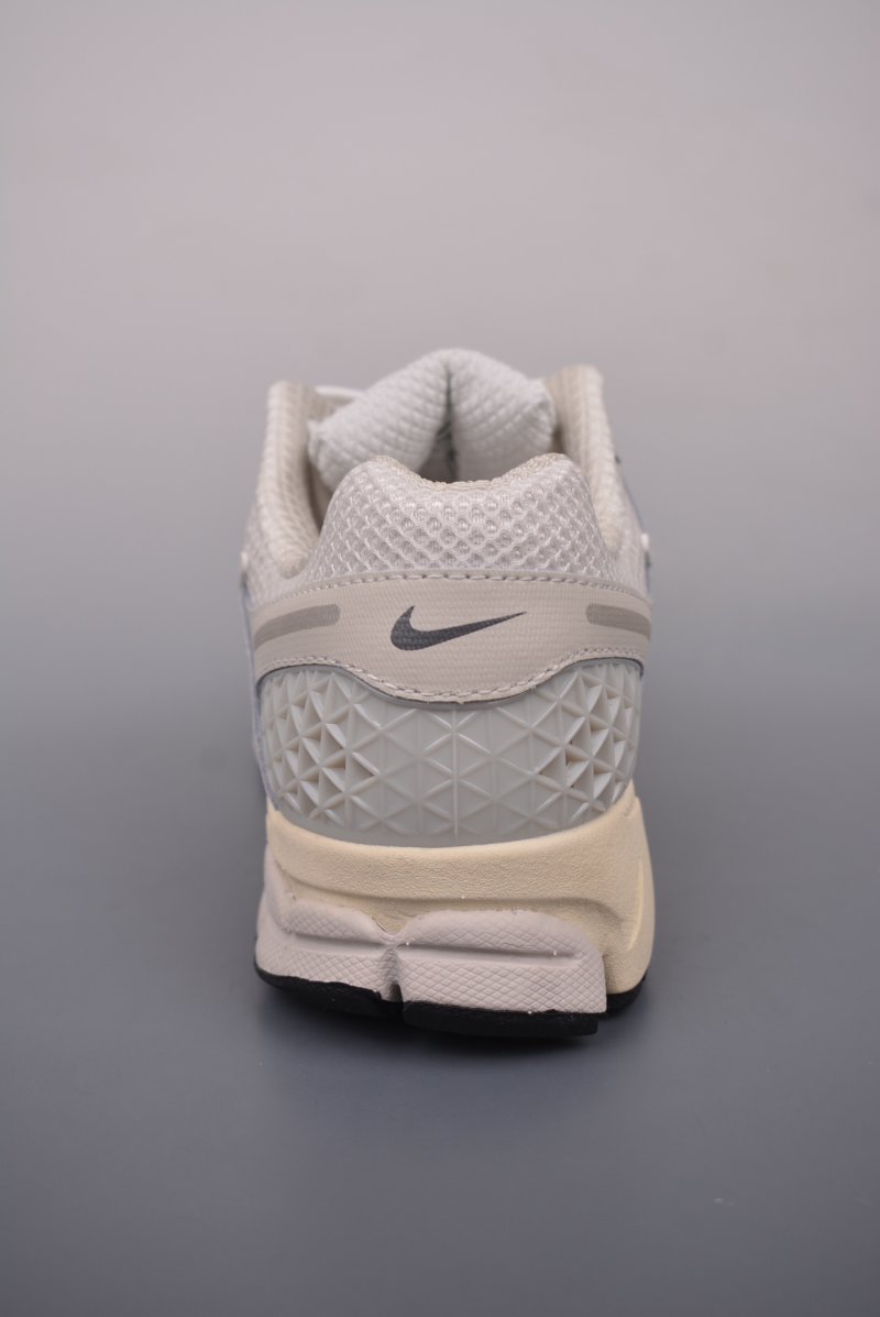 Nike Zoom Vomero 5 'Black' view
