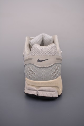 Nike Zoom Vomero 5 'Black' view 4
