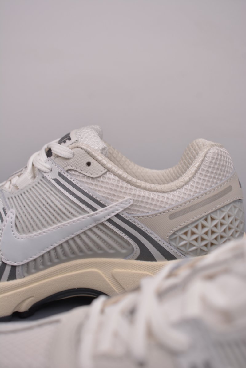 Nike Zoom Vomero 5 'Black' view