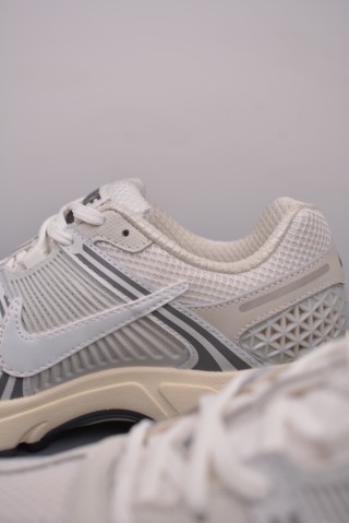 Nike Zoom Vomero 5 'Black' view 8
