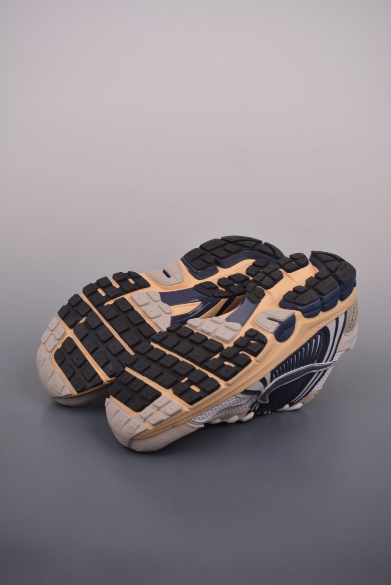 Nike Zoom Vomero 5 'Black' view