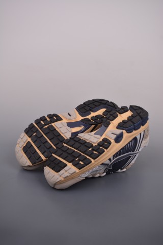 Nike Zoom Vomero 5 'Black' view 3