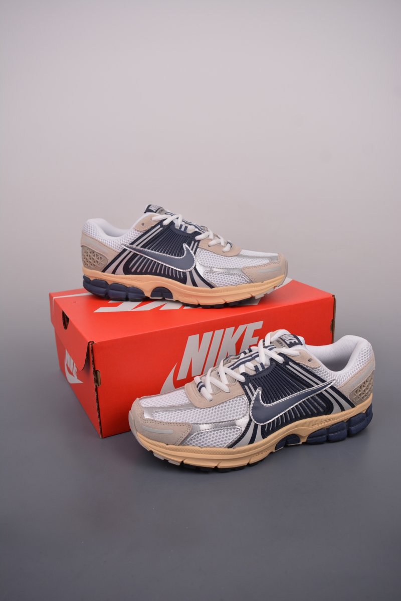 Nike Zoom Vomero 5 'Black' view