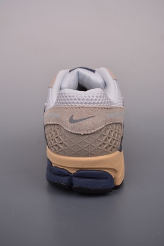 Nike Zoom Vomero 5 'Black' view 5
