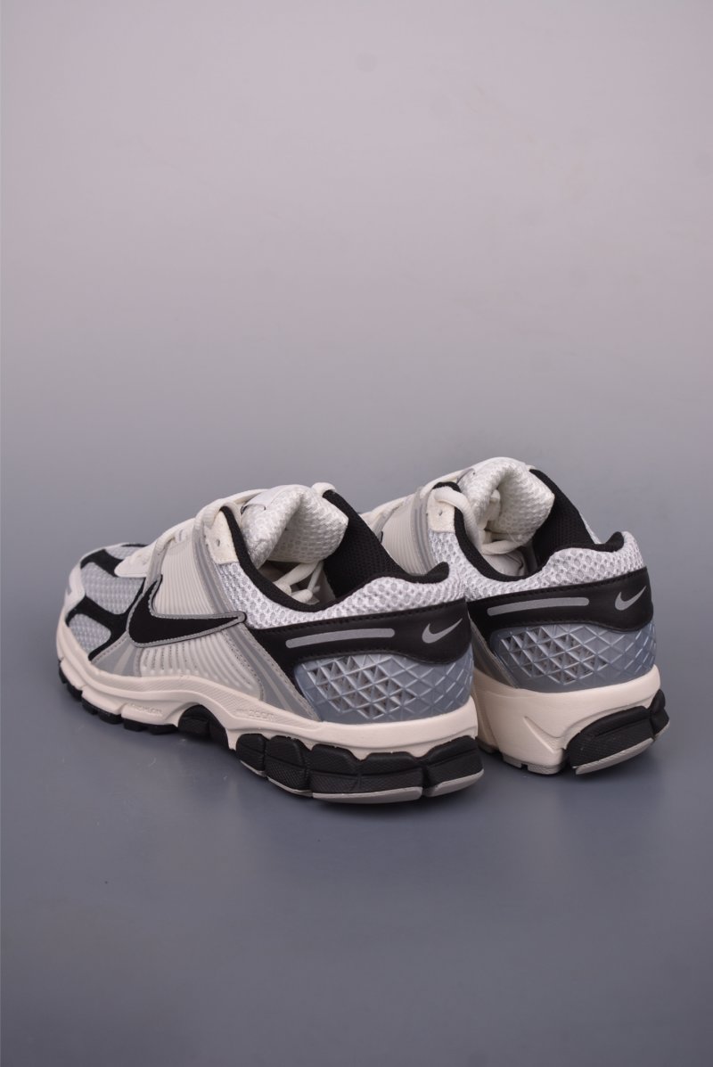 Nike Zoom Vomero 5 'Black' view